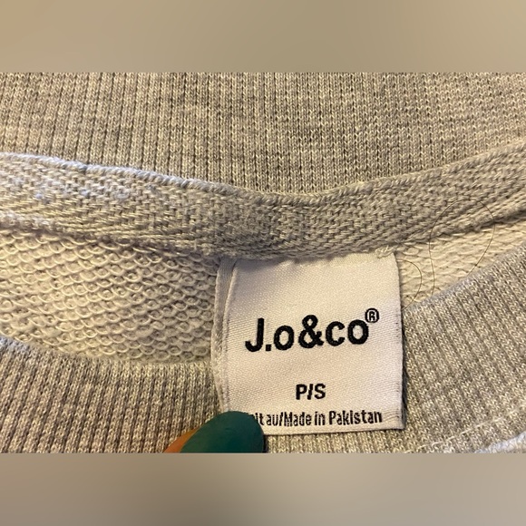 J.O & CO Cropped Oversized gray Sweatshirt - Picture 6 of 7